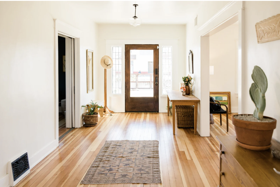 Maison belge à vendre avec des clés et un couple heureux.